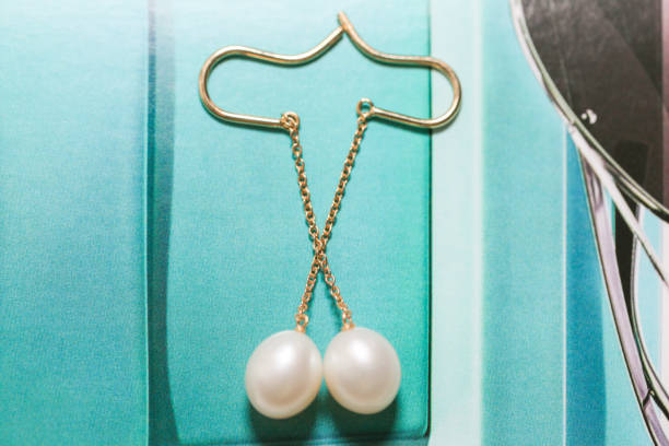 blanc perles boucles d’oreilles or bouchent - tiffany box photos et images de collection