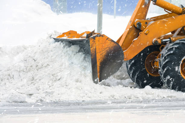 Clearing snow drifts Clearing by the excavator of snow drifts yellow snow plow stock pictures, royalty-free photos & images