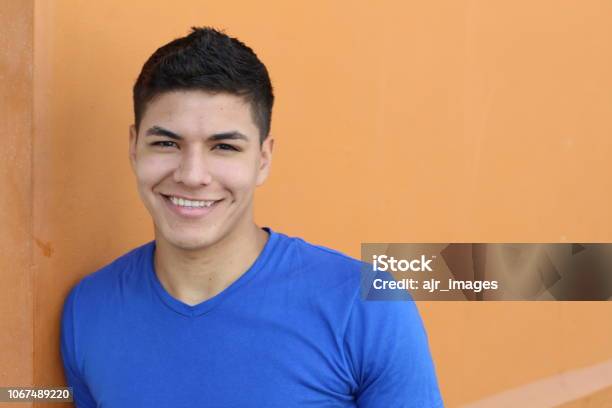 Buena Apariencia Étnico Joven Sonriendo Foto de stock y más banco de imágenes de Adolescente - Adolescente, Etnia Latinoamericana, Adolescencia