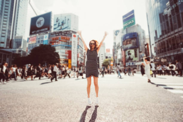 일본 시부야 교차점에서 기쁨에서 점프에서 행복 한 관광 여자 - japan tokyo prefecture city women 뉴스 사진 이미지