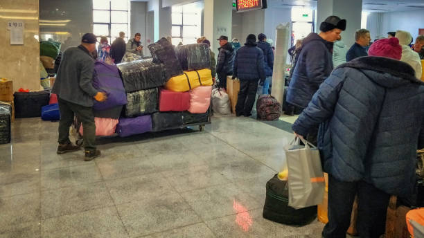 shopping voyagers at chinese-russian border - voyagers imagens e fotografias de stock