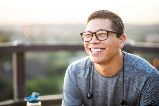 retrato de un hombre joven atractivo - happiness student cheerful lifestyle fotografías e imágenes de stock