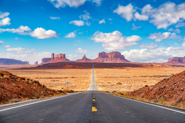 largo camino en los e.e.u.u. lado de monument valley de utah - utah fotografías e imágenes de stock