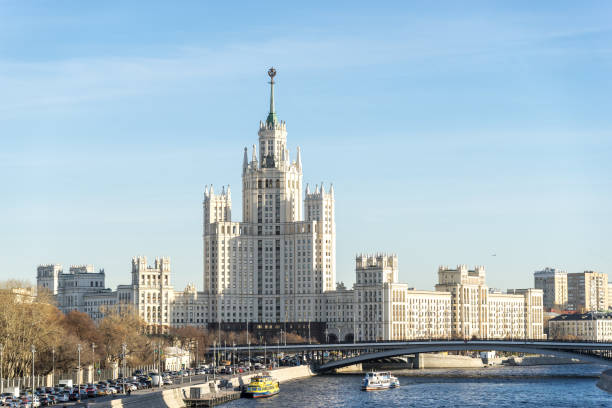 construcción de terraplén de kotelnicheskaya y río de moscú - kotelnicheskaya fotografías e imágenes de stock