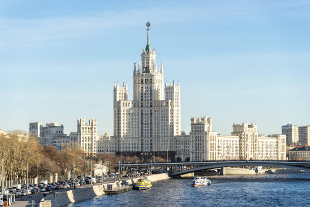 construcción de terraplén de kotelnicheskaya y río de moscú - kotelnicheskaya fotografías e imágenes de stock