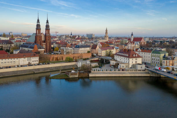 opole, antena ve de la vieja ciudad. polonia, día de otoño. - odra river fotografías e imágenes de stock