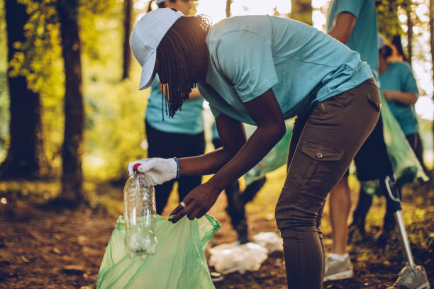 istock Friends cleaning the environment 1067540984