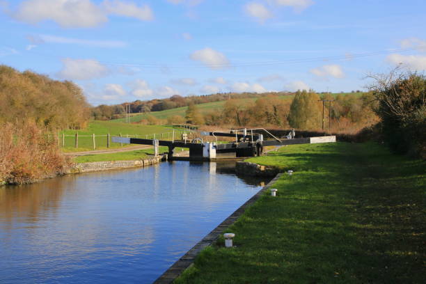 istock Autumn Kennet & Avon Canal 1067546412