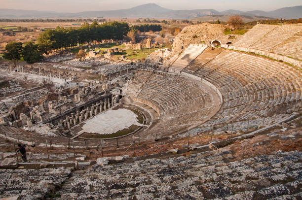 vista de la antigua ciudad de la parte superior del teatro de éfeso. la antigua ciudad está catalogada como patrimonio de la humanidad por la unesco. - ephesus fotografías e imágenes de stock