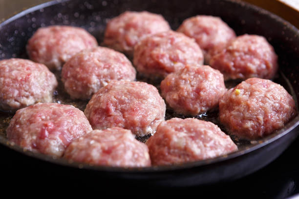 Fried meat patties are cooked in a pan in the kitchen - fotografia de stock