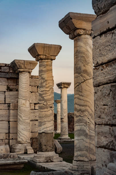 parte columnar de templo en éfeso, turquía. la antigua ciudad está catalogada como patrimonio de la humanidad por la unesco. - column gate classical greek roof fotografías e imágenes de stock