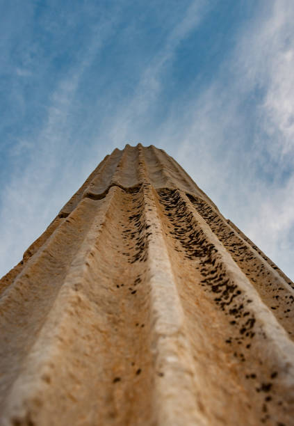 cerca columna estriada en éfeso, turquía. fondo de cielo claro. - column gate classical greek roof fotografías e imágenes de stock