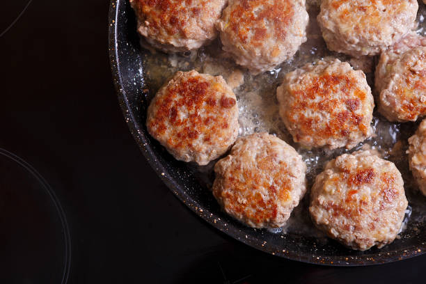 Fried meat patties are cooked in a pan in the kitchen - fotografia de stock