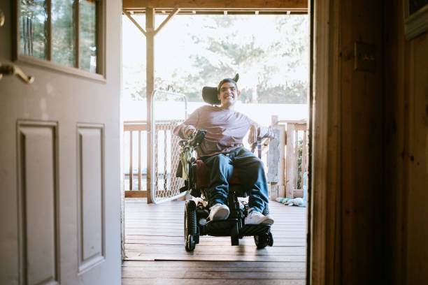 自信的年輕人在家裡坐輪椅 - 輪椅坡道 個照片及圖片檔