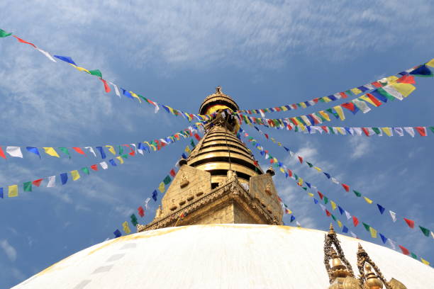 swayambhunath stupa, chiamato anche "tempio delle scimmie" a kathmandu in nepal - nepal buddha monkey temple tibet foto e immagini stock