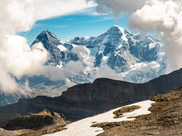 kurzer blick auf eiger, mönch und jungfrau, berner oberland, schweiz - eiger stock-fotos und bilder