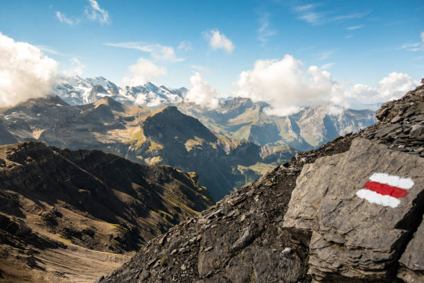 wegmarkierung auf weg auf den gipfel des schilthorns, berner alpen, schweiz - muerren photos et images de collection