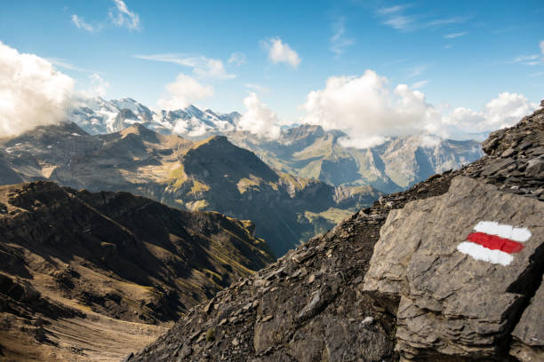 segnavia sulla strada per la vetta dello schilthorn, alpi bernesi, svizzera - muerren foto e immagini stock