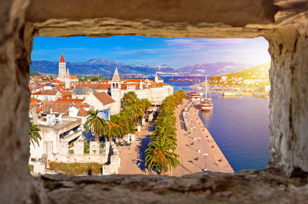 città di trogir lungomare e punti di riferimento vista panoramica attraverso la finestra di pietra, patrimonio mondiale dell'unesco nella regione della dalmazia in croazia - traù foto e immagini stock