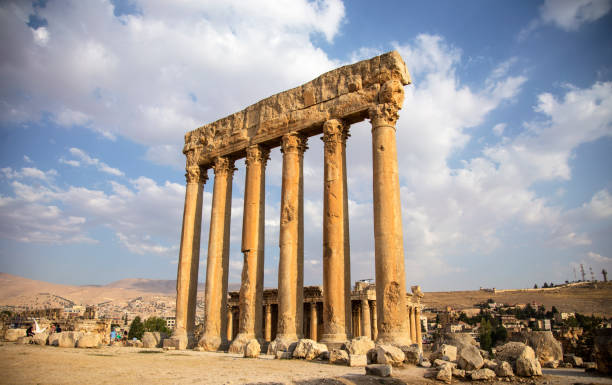 ruines romaines d’antique héliopolis. baalbek, vallée de la bekaa, liban. - old fashioned staircase antique antiquities photos et images de collection