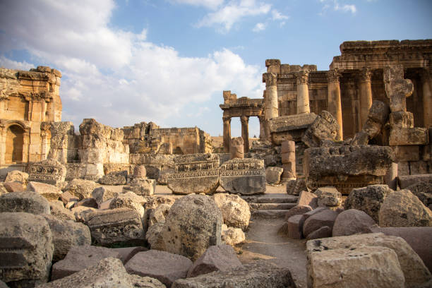 roman ruins of ancient heliopolis. baalbek, bekaa valley, lebanon. - baalbek imagens e fotografias de stock