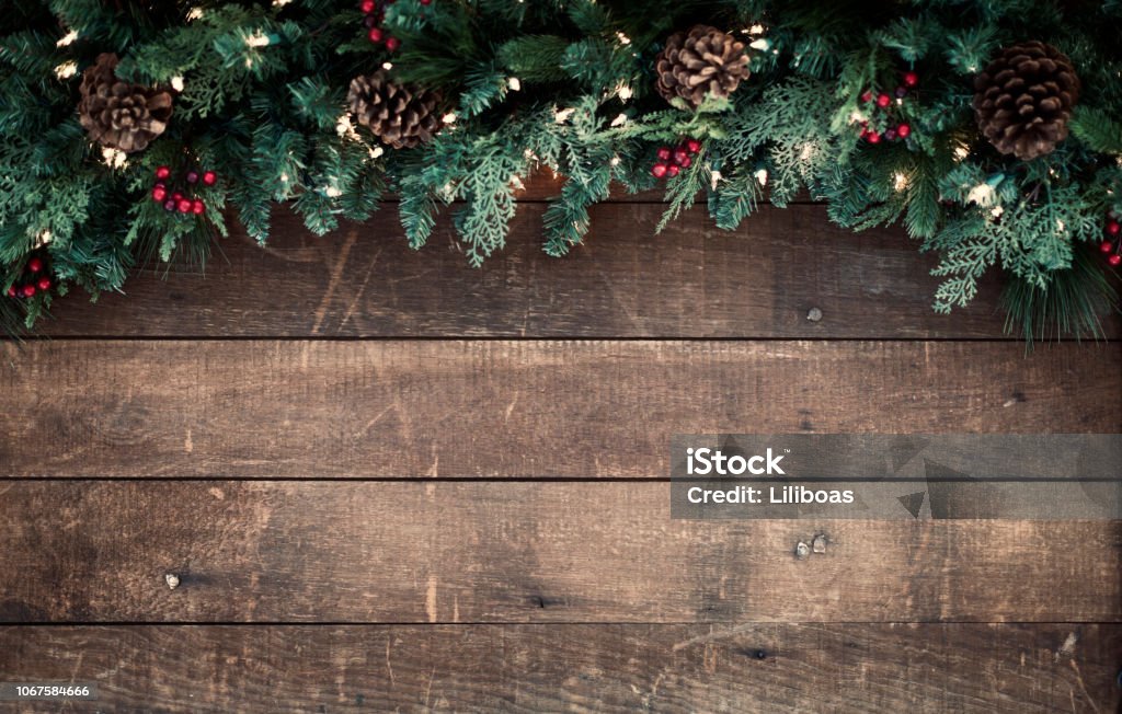 古い木材の背景にクリスマス ガーランド - クリスマスのロイヤリティフリーストックフォト