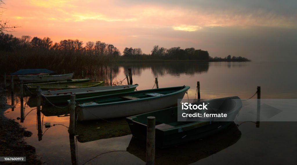 Barcos a remos na margem do lago, depois por do sol, cénica paisagem com espaço de cópia - Foto de stock de Alemanha royalty-free