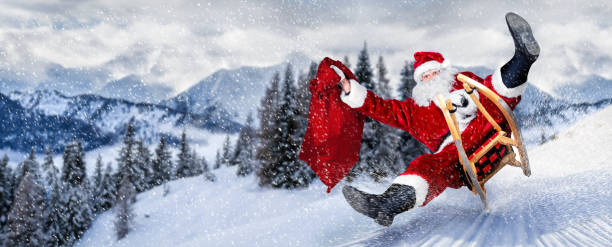 伝統の赤白の衣装と大きなプレゼント袋と急いで後半のサンタ クロース - santa claus gift snow sack ストックフォトと画像