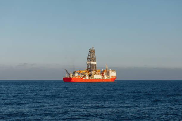 offshore-öl- und gasindustrie bohrschiff im offenen meer - drillship stock-fotos und bilder