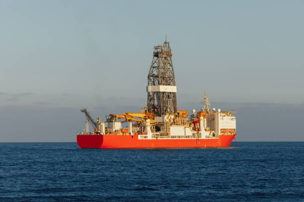 offshore-öl- und gasindustrie bohrschiff im offenen meer - drillship stock-fotos und bilder