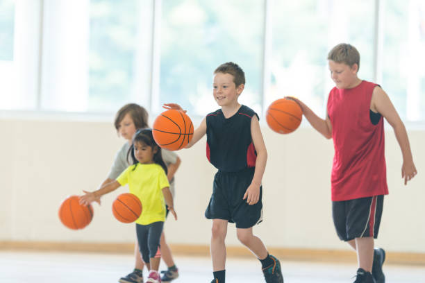 pallacanestro dribbling - basketball child dribbling basketball player foto e immagini stock