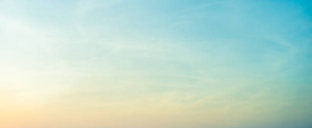 デザイン要素のコンセプトの高積雲雲と日の出の空の背景の抽象的なぼやけた青と黄色の色 - stratosphere sky cloud blue ストックフォトと画像