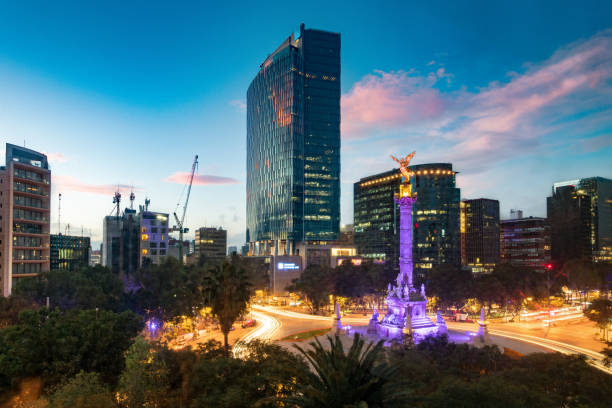 pasujące dzień i noc meksyk city skyline - paseo de la reforma zdjęcia i obrazy z banku zdjęć