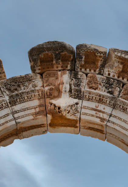 храм адриана подробно в древнем городе эфес, турция.  рельефная статуя тайче (фортуна) на краеугольной коме на арке. - tyche стоковые фото и изображения