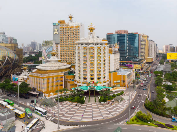 vue aérienne de macao avec casino et hôtels - grand lisboa casino photos et images de collection
