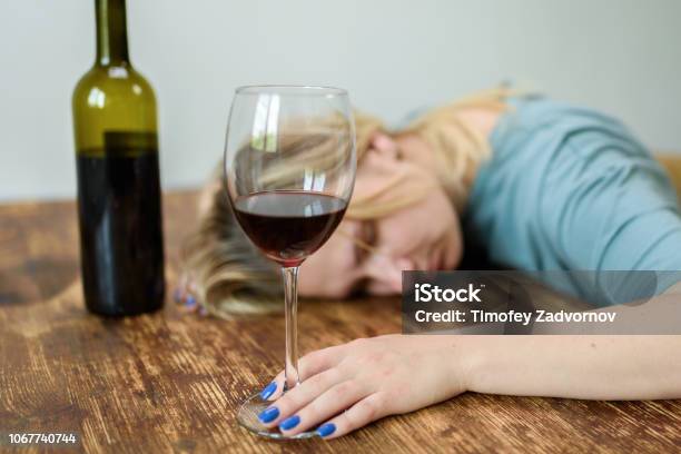 Cô Gái Trẻ Ngồi Ở Nhà Với Một Ly Rượu Vang Đỏ Hình ảnh Sẵn có -