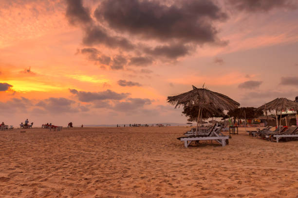 hermosa puesta de sol en la playa tropical - panjim fotografías e imágenes de stock