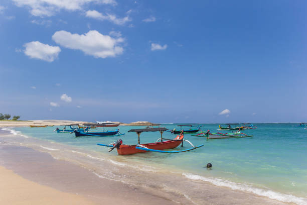 traditionella balinesiska fiskebåtar på stranden i kuta, indonesien - kuta bildbanksfoton och bilder