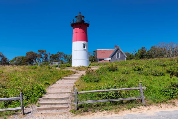 czerwone i białe kolory latarnia morska w cape code - cape cod national seashore zdjęcia i obrazy z banku zdjęć