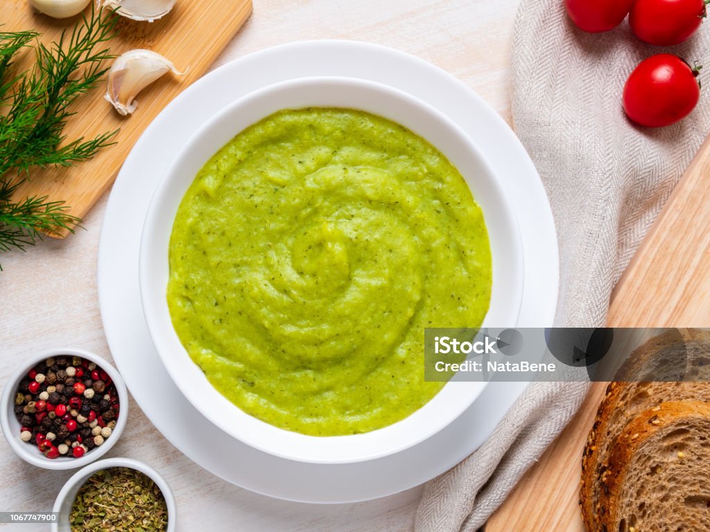 브로콜리, 호박, 흰색 배경, 평면도에 녹색 완두콩의 녹색 야채 크림 수프와 큰 흰색 그릇 - 로열티 프리 퓌레 스톡 사진