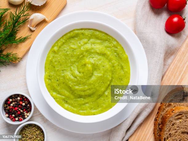 브로콜리 호박 흰색 배경 평면도에 녹색 완두콩의 녹색 야채 크림 수프와 큰 흰색 그릇 퓌레에 대한 스톡 사진 및 기타 이미지 - 퓌레, 으깨기, 으깬 감자
