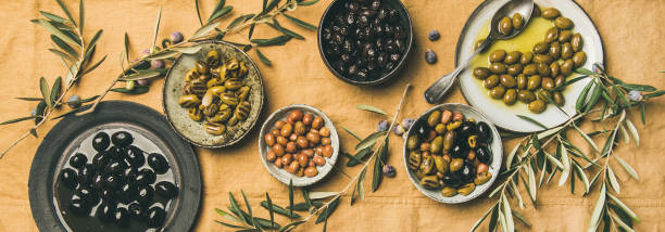plat-lay d’apéritifs olives méditerranéenne meze sur nappe jaune - greek cuisine greek culture food table photos et images de collection