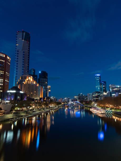 le long du fleuve yarra - australia office building melbourne skyline photos et images de collection