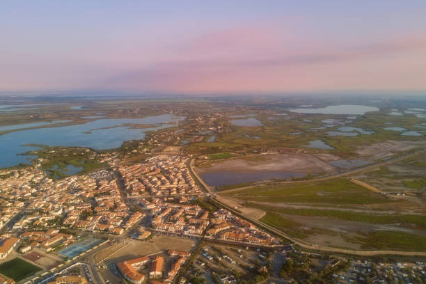 widok z lotu ptaka na saintes-maries-de-la-mer i tereny podmokłe rezerwatu camargue o zachodzie słońca, francja - camargue saintes maries de la mer bodies of water landscapes zdjęcia i obrazy z banku zdjęć