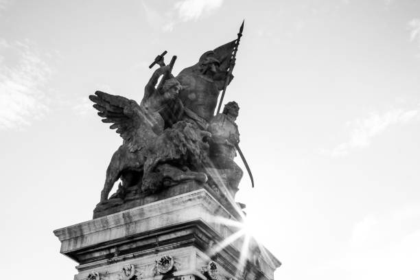 posągi z brązu nad marmurami altare della patria (ołtarz narodu) lub vittoriano, rzym, włochy - washington dc monument sky famous place zdjęcia i obrazy z banku zdjęć