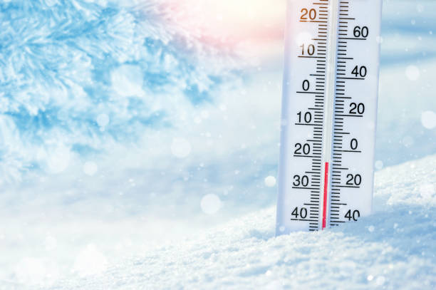 termómetro en la nieve - frío fotografías e imágenes de stock