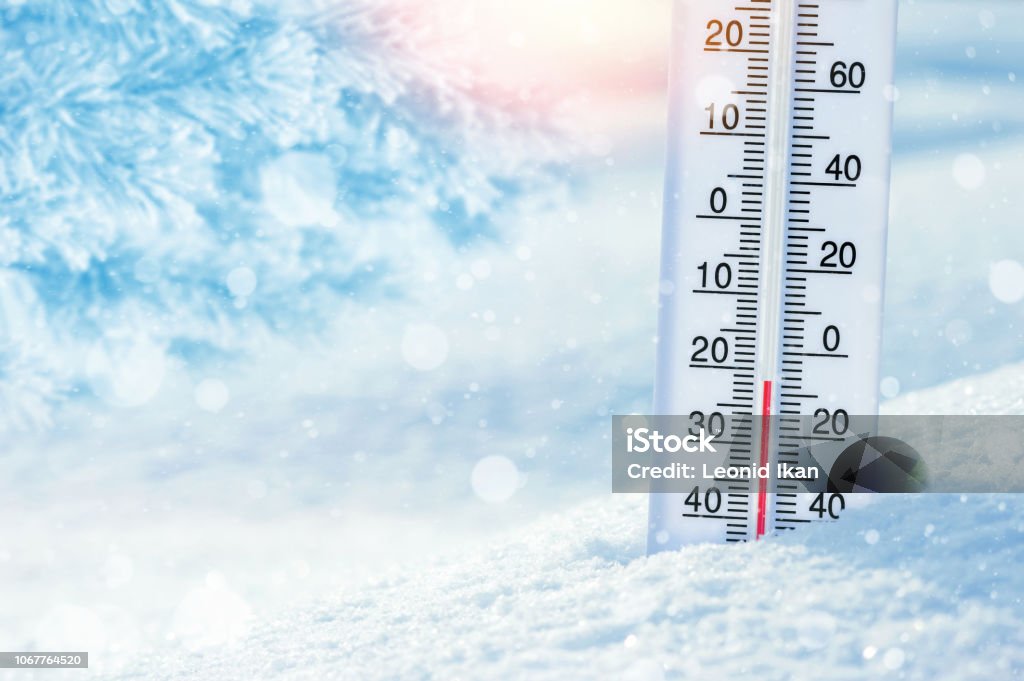 Termometro sulla neve - Foto stock royalty-free di Freddo