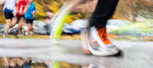 correr maratón - marathon blurred motion defocused panoramic fotografías e imágenes de stock