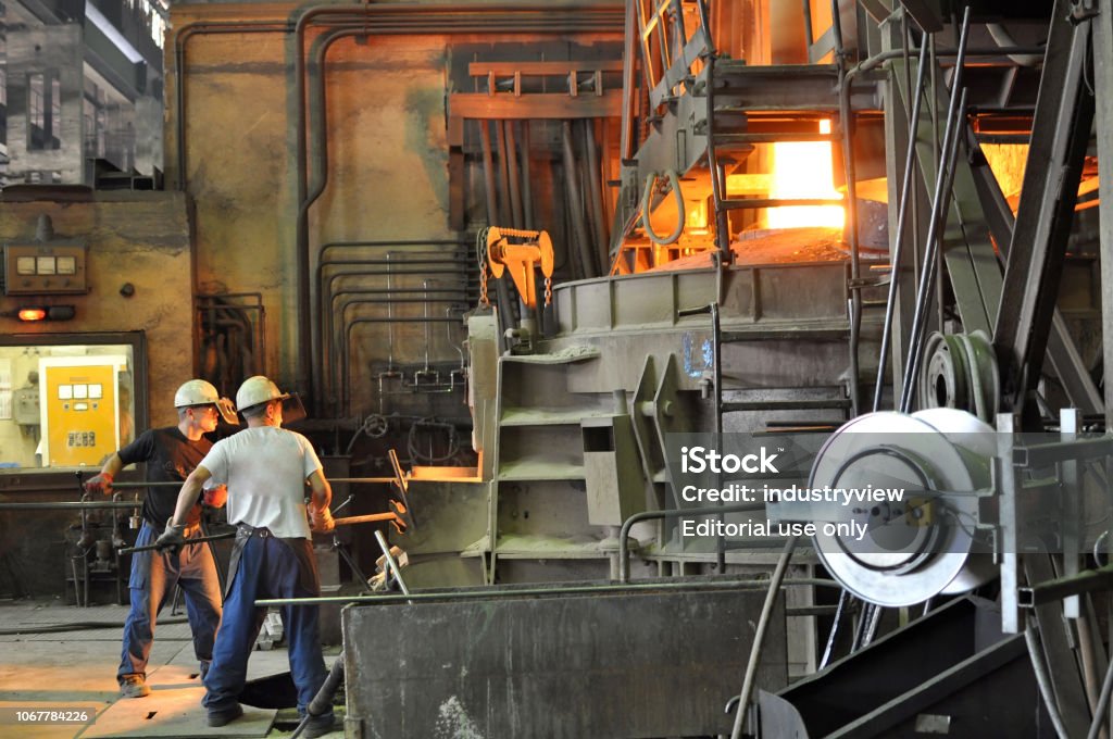 Herstellung von metallischen Bauteilen in einer Gießerei - Gruppe der Arbeitnehmer - Lizenzfrei Arbeiten Stock-Foto
