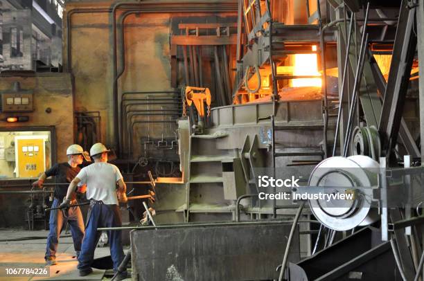 Herstellung Von Metallischen Bauteilen In Einer Gießerei Gruppe Der Arbeitnehmer Stockfoto und mehr Bilder von Arbeiten